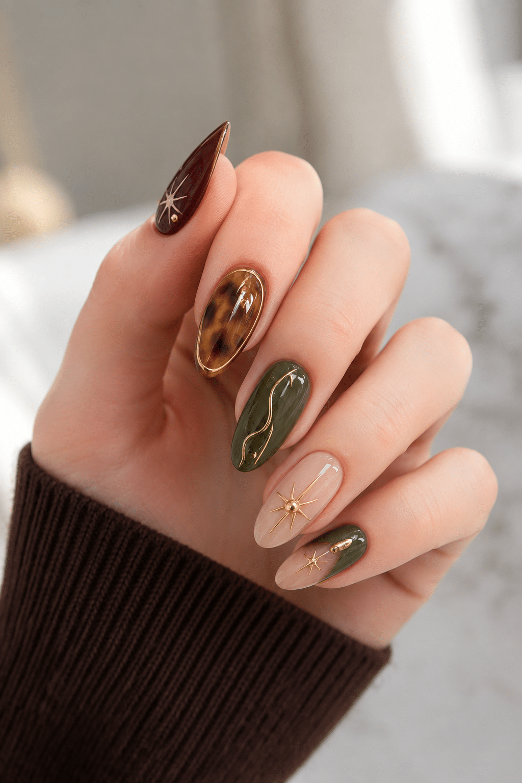 Elegant Olive Tortoiseshell Nail Ideas for a Moody Luxe Manicure 2 elegant olive tortoiseshell nail ideas