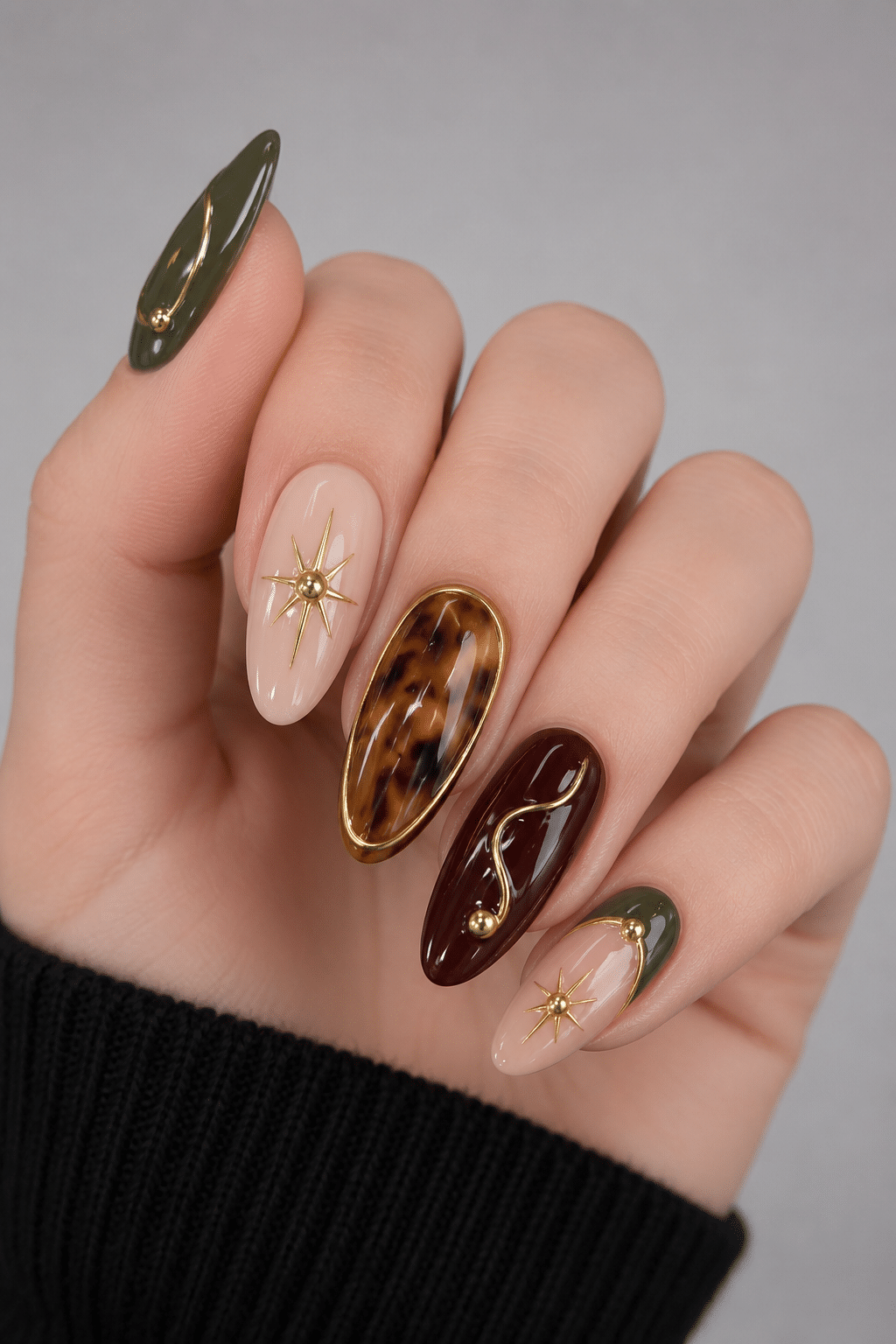Elegant Olive Tortoiseshell Nail Ideas for a Moody Luxe Manicure 3 elegant olive tortoiseshell nail ideas